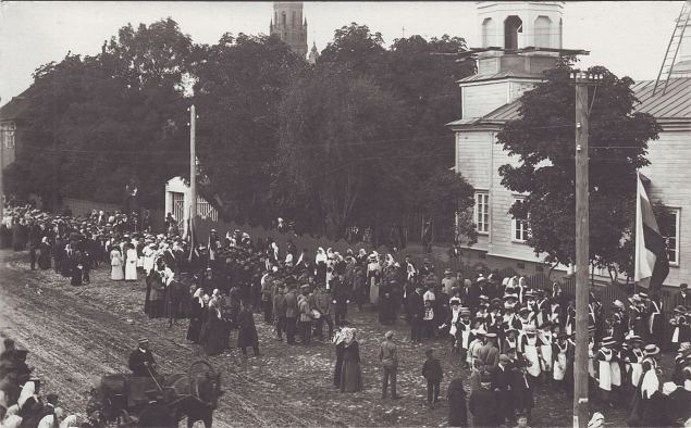 Rahvahulk Viljandi igeusu kiriku ees Vaksali tnava alguses. 