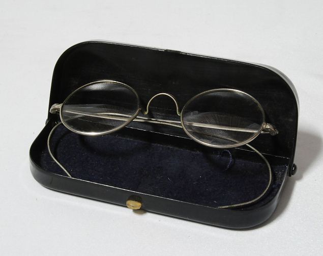 Vanaaegsed prillid toosiga
